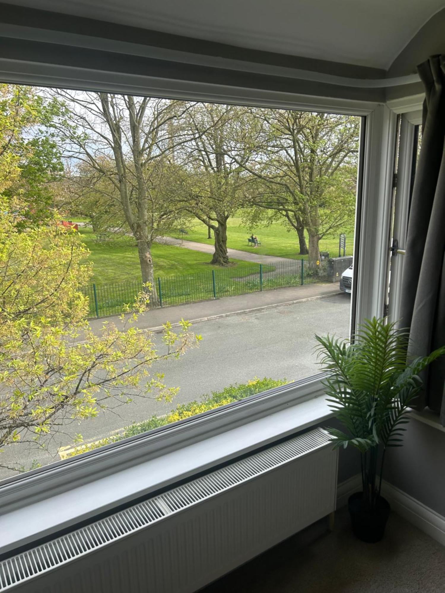 Lovely, Large Double Bedroom With Park View In Home Hazel Grove Esterno foto