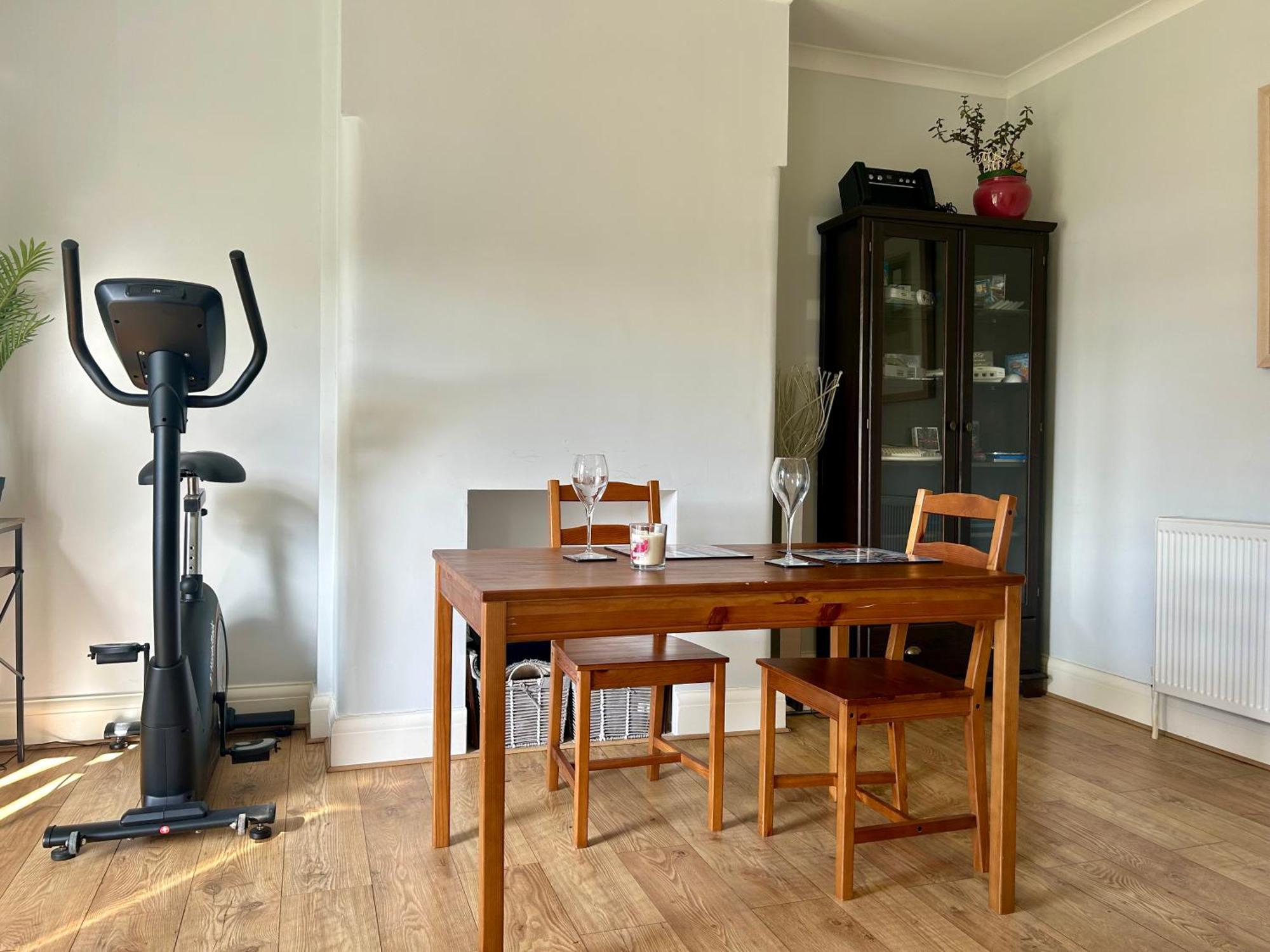 Lovely, Large Double Bedroom With Park View In Home Hazel Grove Esterno foto